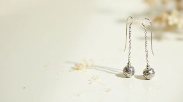 Boucles d'oreilles en argent : élégance et diversité à prix doux